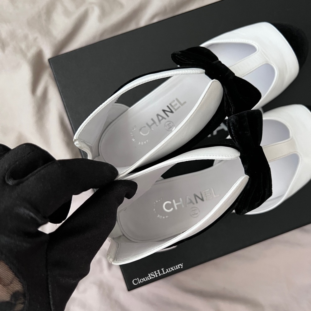 Auth Chanel White/ Black Leather Velvet Bow Pumps -Size.37.5  (PreLoved) - Picture 10 of 15
